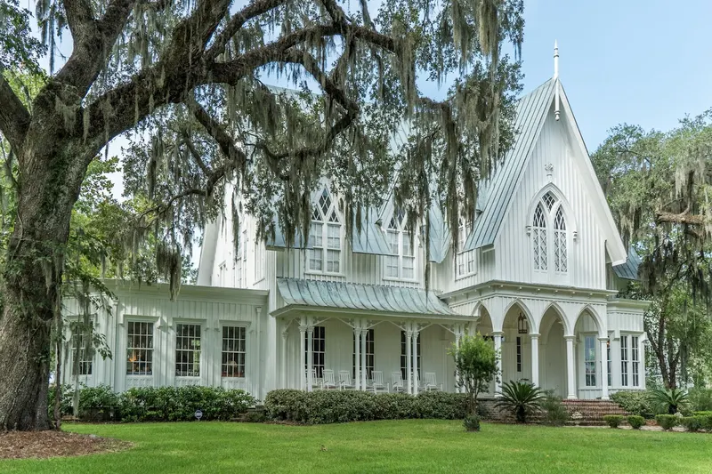 The Rose Hill Plantation House standing among live oaks
