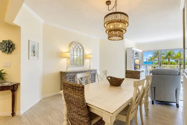 Dining area at Barrington Arms 206