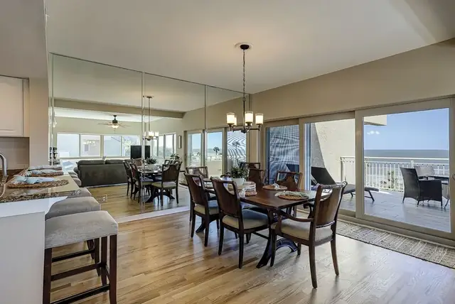 Dining area at Captains Walk 424