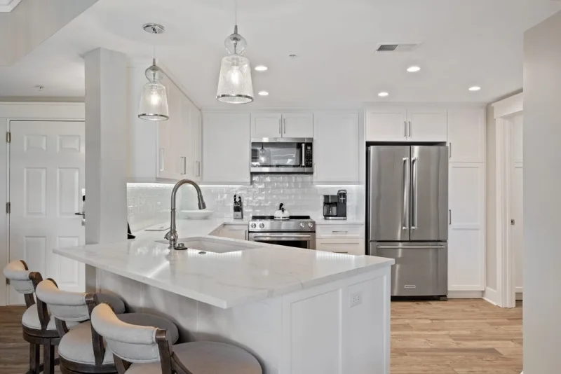 Kitchen with a breakfast bar in a Hampton Place condo