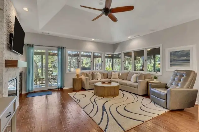Living room of this home in Palmetto Dunes
