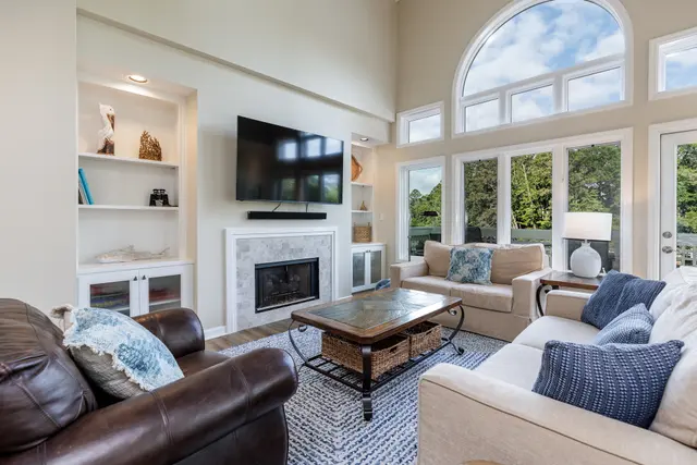 Living room at Huntington 7643