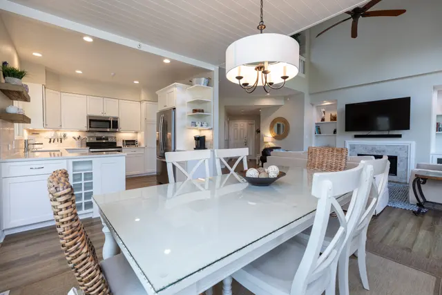 Dining area at Huntington 7643