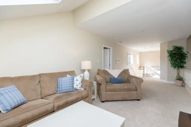 Sitting room at Huntington 7643