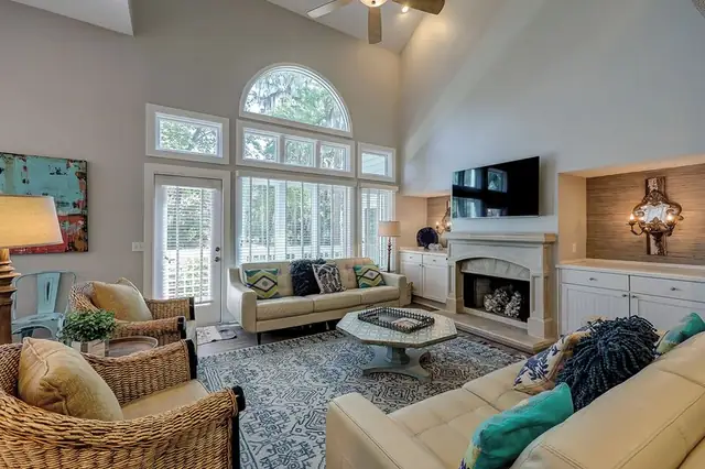 Living room at Huntington 7622