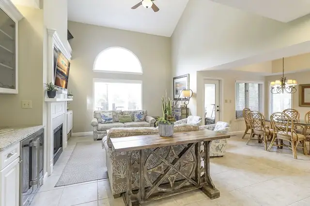 Living room at Huntington 7634