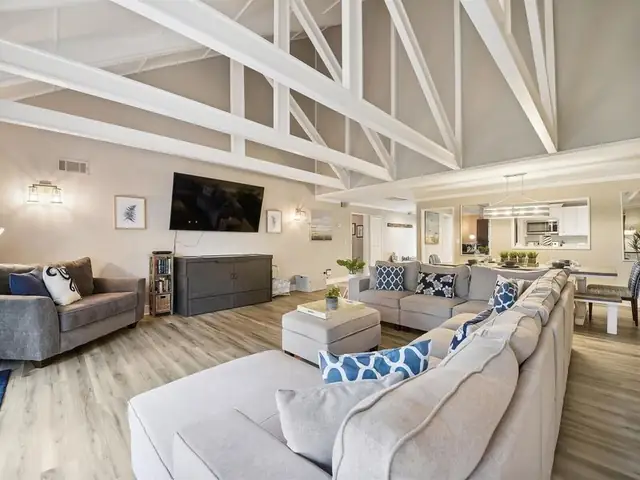 Living room at Queens Grant 641