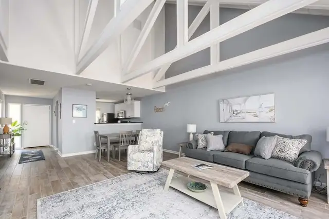 Living room at Queens Grant 751