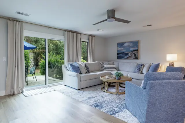 Living room at Queens Grant 550