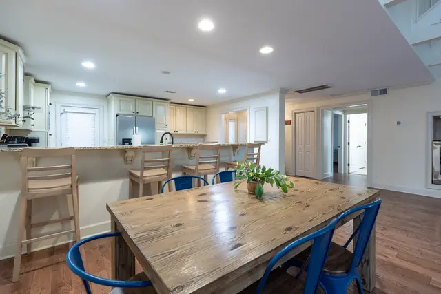 Dining area at Queens Grant 652