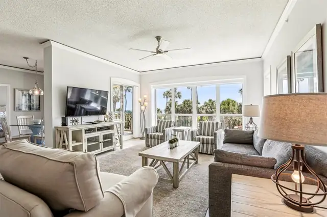 Living room at Windsor Court 4108