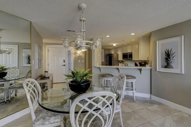 Dining area at Windsor Court 3209