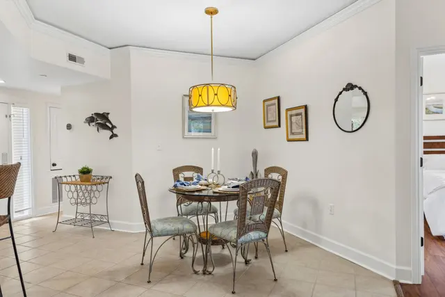 Dining area at Windsor Place 302