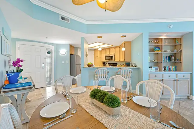 Dining area at Windsor Place 2415
