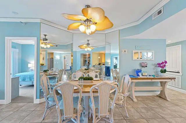 Dining area at Windsor Place 2415