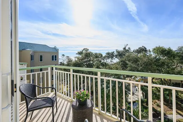 Balcony at Windsor Place 2513
