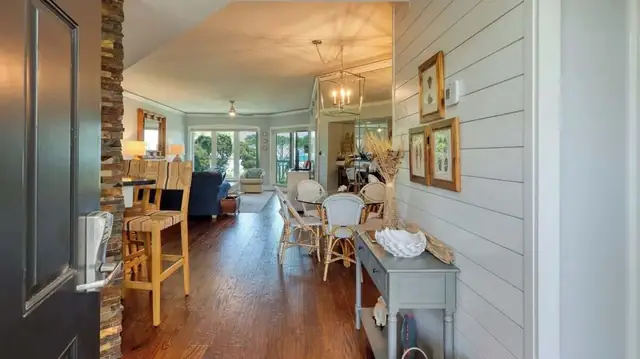 Dining area at Windsor Place 405