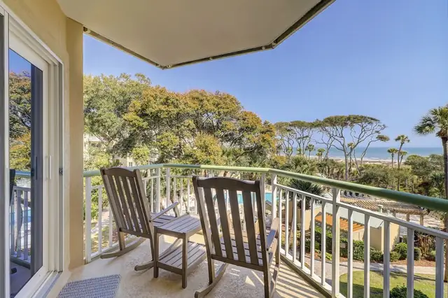 Balcony at Windsor Place 305