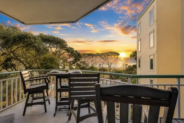 Dining area at Windsor Place 305