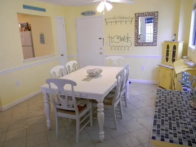 Dining area at Hilton Head Resort 3221