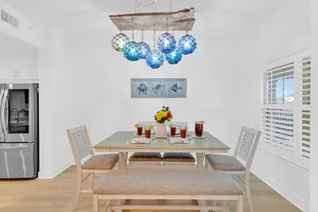 Dining area at North Shore Place 502