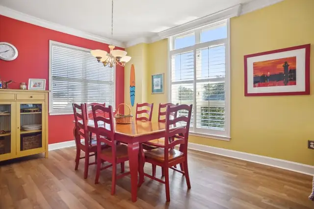 Dining area at North Shore Place 401