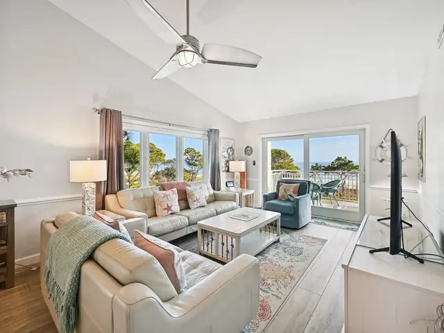 Living room at Shorewood Villas 506