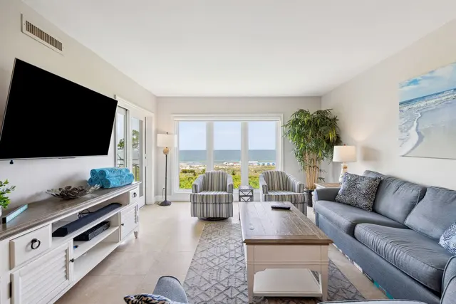 Living room at Shorewood Villas 405