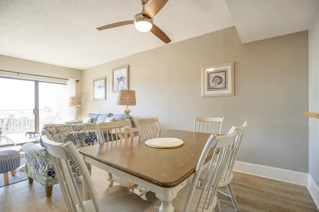 Dining area at Shorewood Villas 433