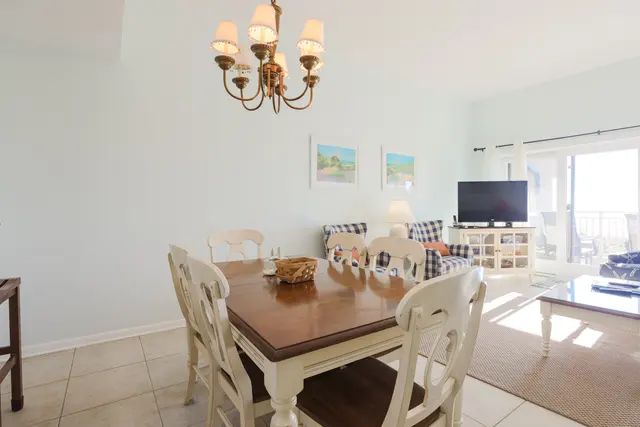 Dining area at Shorewood Villas 537