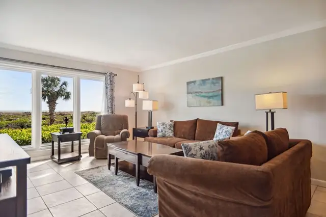 Living room at Shorewood Villas 103