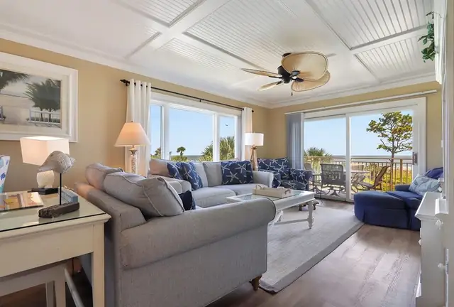 Living room at Shorewood Villas 312