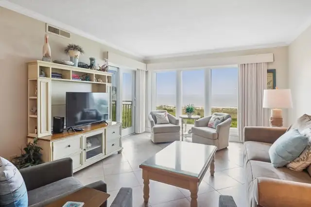 Living room at Shorewood Villas 403