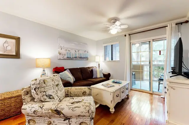 Living room at The Spa on Port Royal Sound 1123