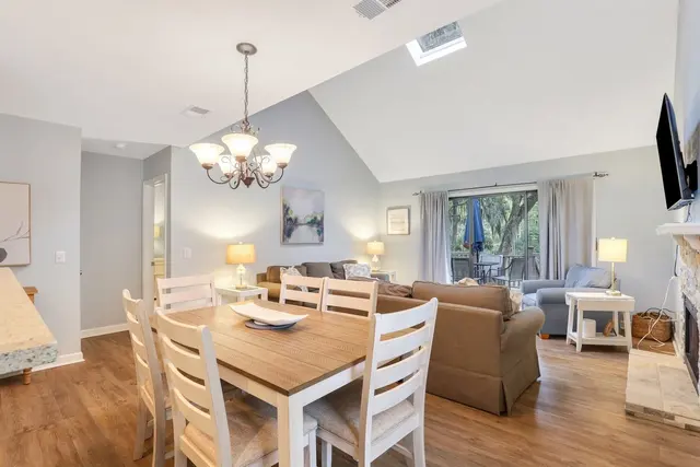Dining area at Carolina Place 3411