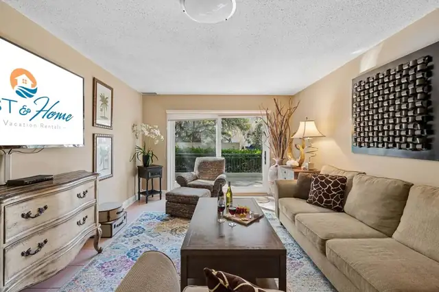 Living room at Clipper Court 803