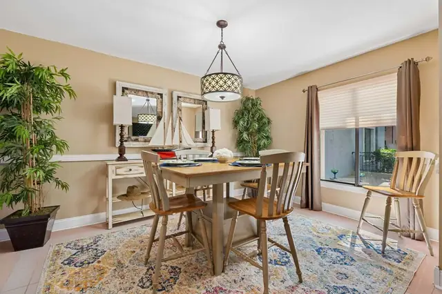 Dining area at Clipper Court 803