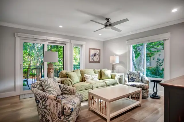 Living room at Clipper Court 805