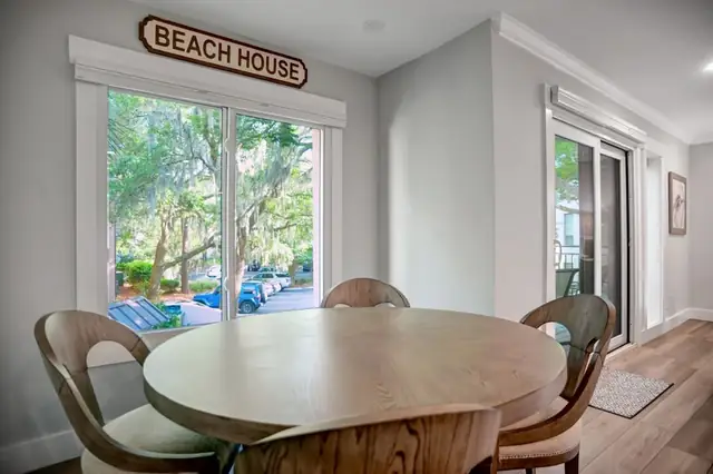 Dining area at Clipper Court 805