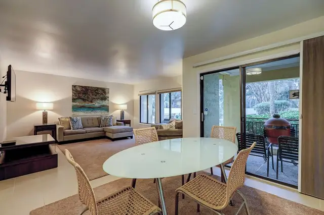 Living room at Clipper Court 814
