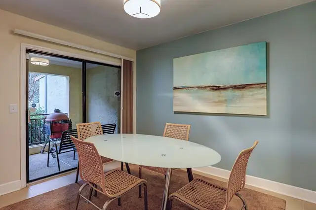 Dining area at Clipper Court 814