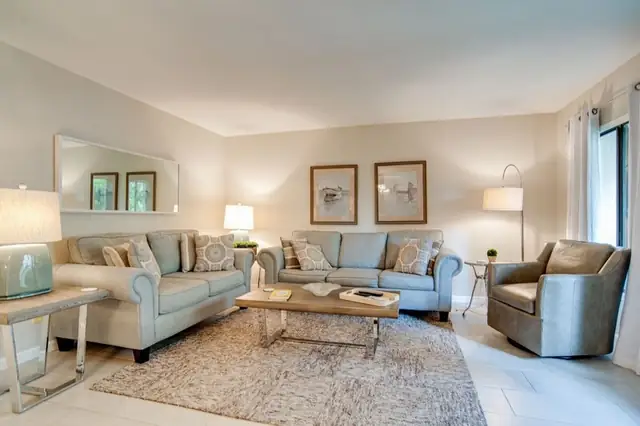 Living room at Clipper Court 816
