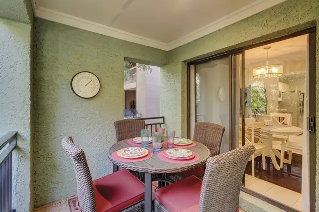 Dining area at Clipper Court 816