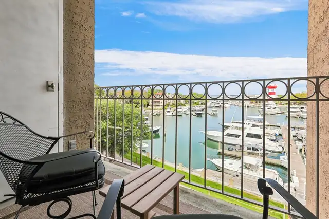 Balcony at Cutter Court 951