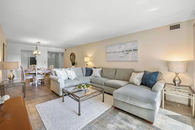 Living room at Cutter Court 911