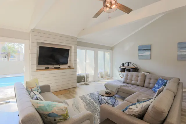 Living room of this home in Sea Pines
