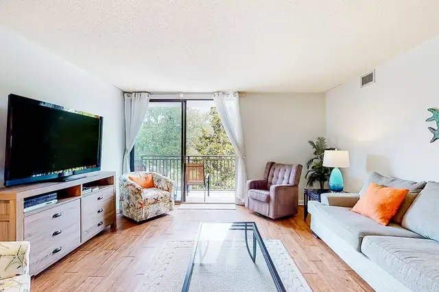 Living room at Mariners Way 672