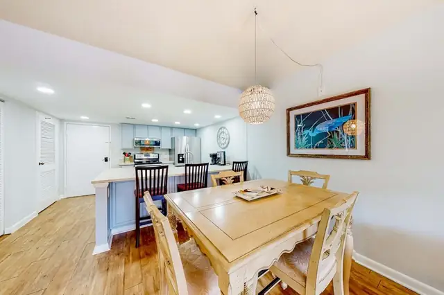 Dining area at Mariners Way 672