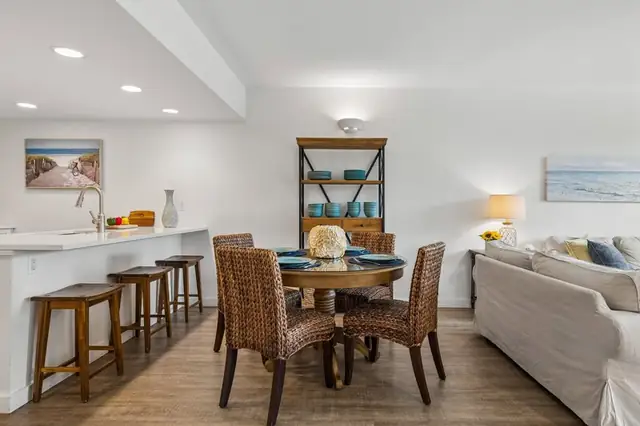 Dining area at Mariners Way 678