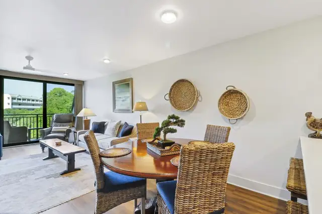 Dining area at Mariners Way 682